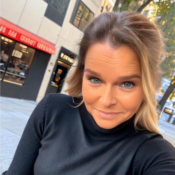 Meet your Posher, Lisa - Picture 2 of 2